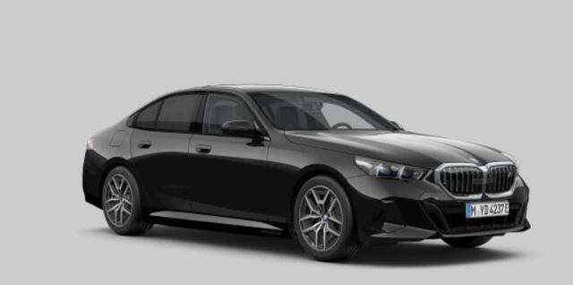 BMW i5 eDrive40 84 kWh M Sport - Panoramadak - Driving Assistant Plus - Stoelverwarming voor/achter - Stoelventilatie - Comfort Access - Parking Assistant Professional - Getinte Ruiten -