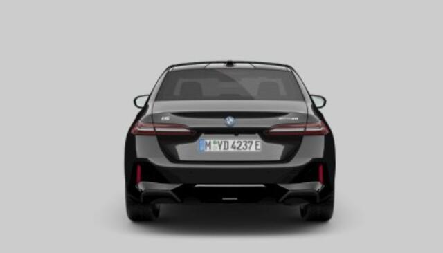 BMW i5 eDrive40 84 kWh M Sport - Panoramadak - Driving Assistant Plus - Stoelverwarming voor/achter - Stoelventilatie - Comfort Access - Parking Assistant Professional - Getinte Ruiten -