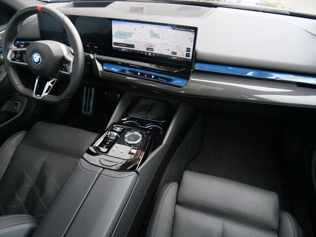 BMW i5 M60 xDrive 84 kWh 601 Pk Automaat M-sport pro / Navi / DAB / Apple Carplay / Camera / SOH 95,8%