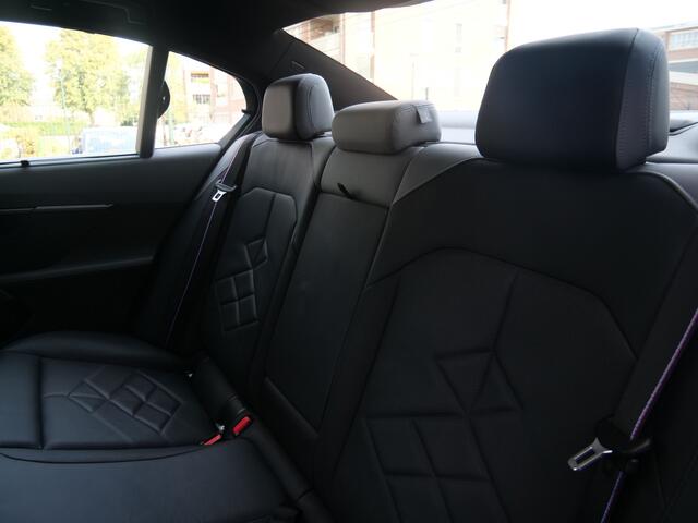 BMW i5 M60 xDrive 84 kWh 601 Pk Automaat M-sport pro / Navi / DAB / Apple Carplay / Camera / SOH 95,8%