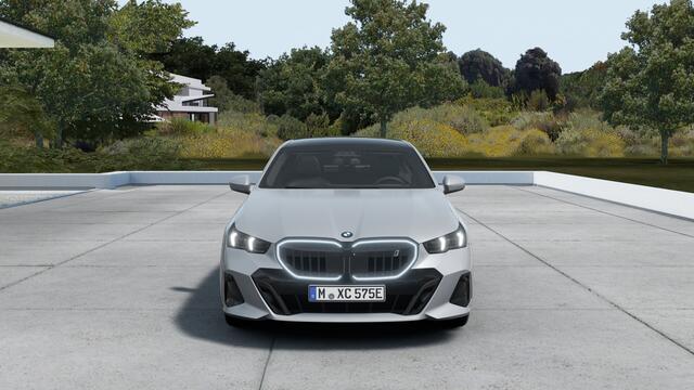 BMW i5 eDrive40 M Sport / Panoramadak / Trekhaak / Bowers & Wilkins / Comfortstoelen / Adaptieve LED / Parking Assistant Plus / Stuurverwarming