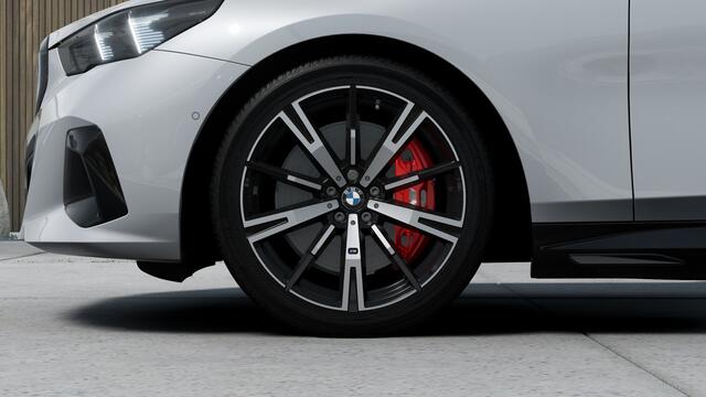 BMW i5 eDrive40 M Sport / Panoramadak / Trekhaak / Bowers & Wilkins / Comfortstoelen / Adaptieve LED / Parking Assistant Plus / Stuurverwarming