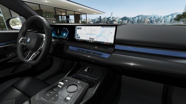 BMW i5 eDrive40 M Sport / Panoramadak / Trekhaak / Bowers & Wilkins / Comfortstoelen / Adaptieve LED / Parking Assistant Plus / Stuurverwarming