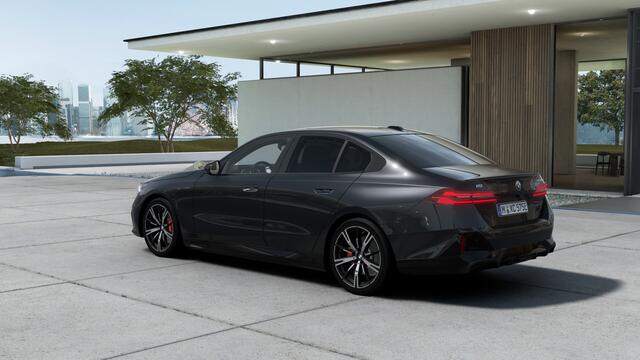 BMW i5 eDrive40 M Sport / Panoramadak / Comfortstoelen / Comfort Access / Adaptieve LED / Bowers & Wilkins / Parking Assistant Plus