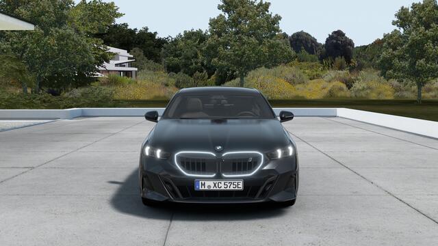 BMW i5 eDrive40 M Sport / Panoramadak / Comfortstoelen / Comfort Access / Adaptieve LED / Bowers & Wilkins / Parking Assistant Plus