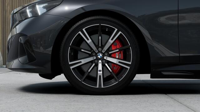 BMW i5 eDrive40 M Sport / Panoramadak / Comfortstoelen / Comfort Access / Adaptieve LED / Bowers & Wilkins / Parking Assistant Plus