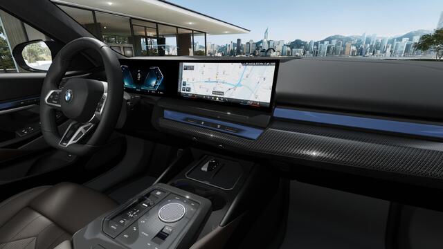 BMW i5 eDrive40 M Sport / Panoramadak / Comfortstoelen / Comfort Access / Adaptieve LED / Bowers & Wilkins / Parking Assistant Plus