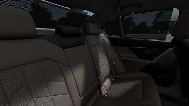 BMW i5 eDrive40 M Sport / Panoramadak / Comfortstoelen / Comfort Access / Adaptieve LED / Bowers & Wilkins / Parking Assistant Plus
