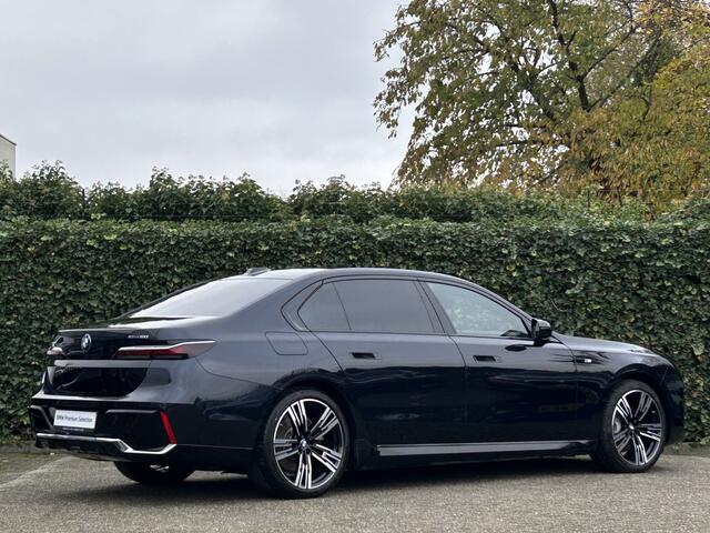 BMW i7 xDrive60 High Exe | M-Sport | 21" | Panorama Sky Lounge | Bowers & Wilkins | Massage | Trekhaak | CoPilot | Merino Leder