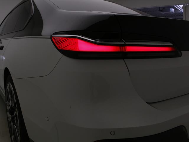 BMW i7 eDrive50 M-Sport | Two Tone Black Wrap | Iconic Glow kristalkoplampen+Grille | Individual interior | Connoisseur Pack | Panorama | Elek. open/sluiten portieren | 21" Individual