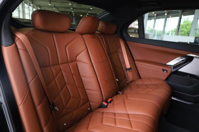 BMW i7 xDrive60 | M Sportpakket Pro | Massagestoelen | Sky Lounge Panoramadak | Elektr. Trekhaak