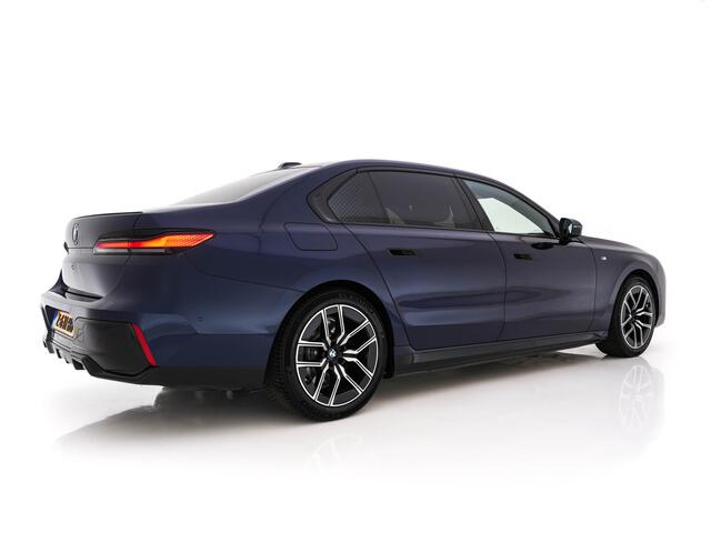 BMW i7 xDrive60 106 kWh M-Sportpack [3-Fase-11kW] {SoH-98%} (INCL.BTW) *PANO | HEAD-UP | LUXURY-LEATHER | FULL-LED | BLIND-SPOT | BOWERS&WILKINS | MEMORY-PACK | TOP-VIEW | VENTILATED/HEATED-COMFORTSEATS | SOFT-CLOSE | WIDE-SREEN-DIGICOCKPIT | KEYLESS