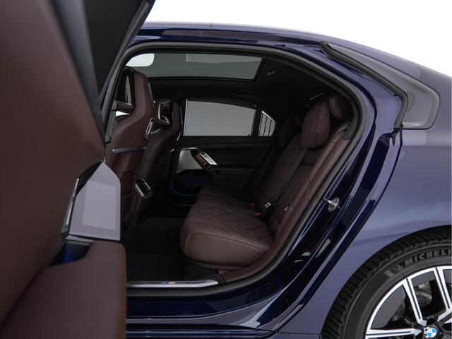 BMW i7 xDrive60 106 kWh M-Sportpack [3-Fase-11kW] {SoH-98%} (INCL.BTW) *PANO | HEAD-UP | LUXURY-LEATHER | FULL-LED | BLIND-SPOT | BOWERS&WILKINS | MEMORY-PACK | TOP-VIEW | VENTILATED/HEATED-COMFORTSEATS | SOFT-CLOSE | WIDE-SREEN-DIGICOCKPIT | KEYLESS
