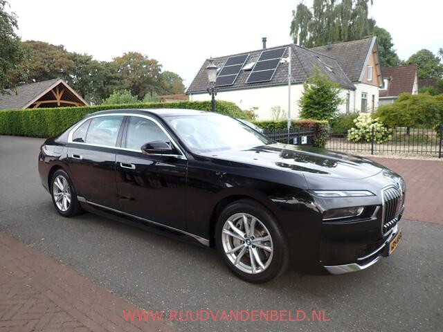 BMW i7 eDrive 106 kWh !! EX BTW 56.100 !! SOH 94% / HEAD-UP / SOFT-CLOSE / ACTIVE-STEERING / 360*