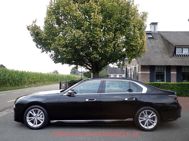 BMW i7 eDrive 106 kWh !! EX BTW 56.100 !! SOH 94% / HEAD-UP / SOFT-CLOSE / ACTIVE-STEERING / 360*