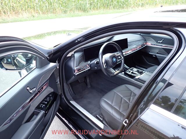 BMW i7 eDrive 106 kWh !! EX BTW 56.100 !! SOH 94% / HEAD-UP / SOFT-CLOSE / ACTIVE-STEERING / 360*