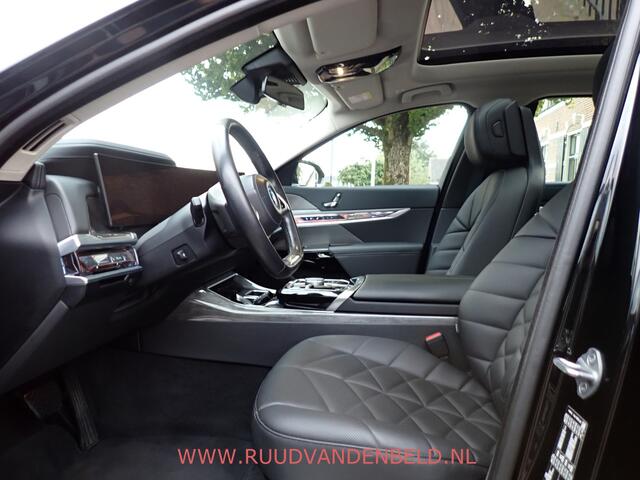 BMW i7 eDrive 106 kWh !! EX BTW 56.100 !! SOH 94% / HEAD-UP / SOFT-CLOSE / ACTIVE-STEERING / 360*