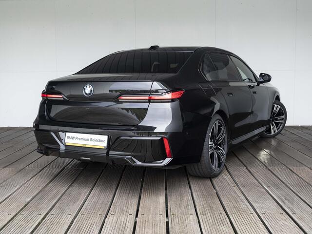 BMW i7 xDrive60 SoH 100% | M Sportpakket Pro | Connoisseur Pack | Climate Acoustics Pack | Active Steering | 21 inch | Iconic Glow kristalkoplampen | Stoelventilatie | Driving Assistant Professional | Glazen panoramadak Sky Lounge