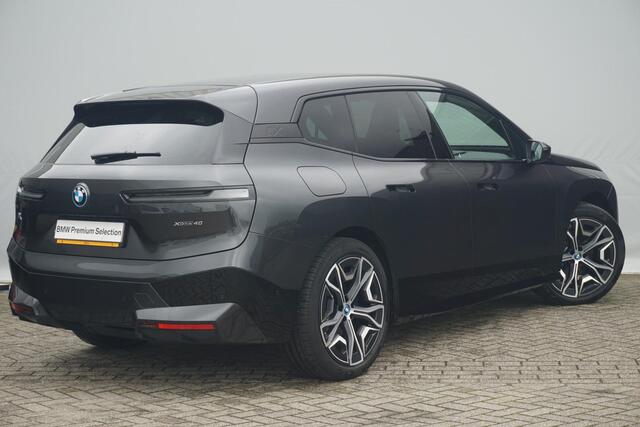 BMW iX xDrive40 Sportpakket 22'' / Panoramadak / Harman Kardon / Trekhaak