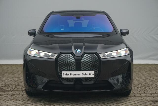 BMW iX xDrive40 Sportpakket 22'' / Panoramadak / Harman Kardon / Trekhaak