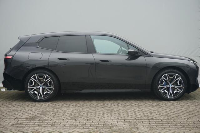 BMW iX xDrive40 Sportpakket 22'' / Panoramadak / Harman Kardon / Trekhaak