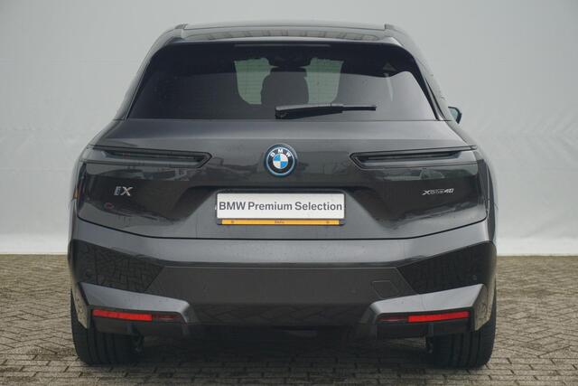 BMW iX xDrive40 Sportpakket 22'' / Panoramadak / Harman Kardon / Trekhaak