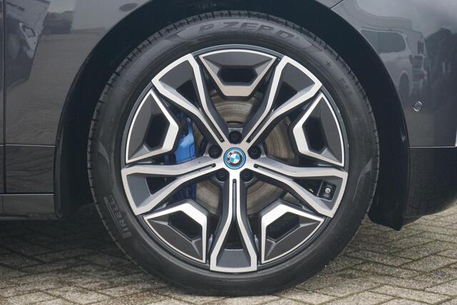 BMW iX xDrive40 Sportpakket 22'' / Panoramadak / Harman Kardon / Trekhaak