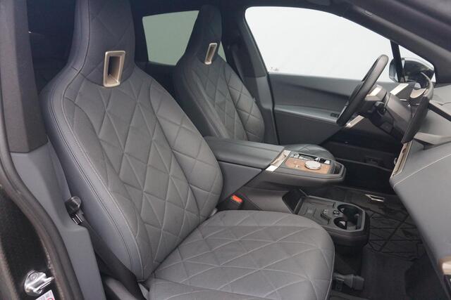 BMW iX xDrive40 Sportpakket 22'' / Panoramadak / Harman Kardon / Trekhaak