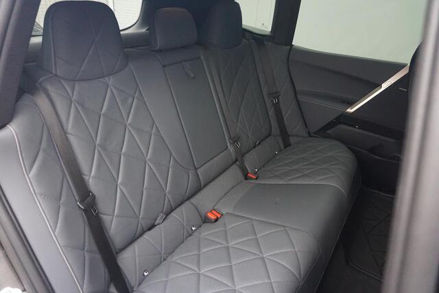 BMW iX xDrive40 Sportpakket 22'' / Panoramadak / Harman Kardon / Trekhaak