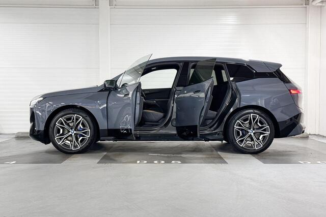 BMW iX xDrive40 | Sport Pakket | High Executive | Soft-Close Portieren | Driving Assistant Professional | Sky Lounge | Comfort Access | Trekhaak