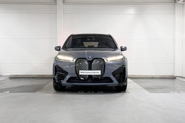 BMW iX xDrive40 | Sport Pakket | High Executive | Soft-Close Portieren | Driving Assistant Professional | Sky Lounge | Comfort Access | Trekhaak