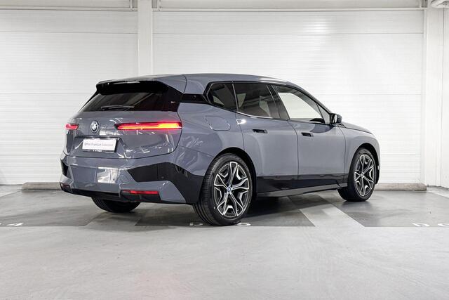 BMW iX xDrive40 | Sport Pakket | High Executive | Soft-Close Portieren | Driving Assistant Professional | Sky Lounge | Comfort Access | Trekhaak