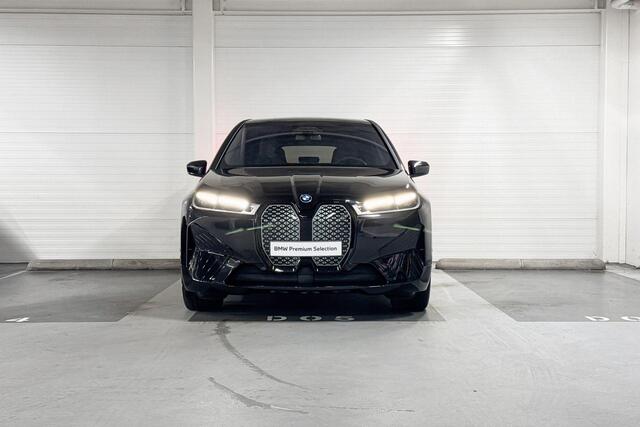 BMW iX xDrive50 | Sport Pakket | High Executive | Driving Assistant Professional | Soft-Close Portieren | Harman/Kardon | Sky Lounge | Trekhaak