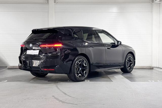 BMW iX xDrive50 | Sport Pakket | High Executive | Driving Assistant Professional | Soft-Close Portieren | Harman/Kardon | Sky Lounge | Trekhaak