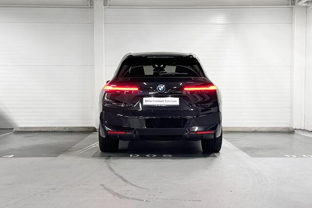 BMW iX xDrive50 | Sport Pakket | High Executive | Driving Assistant Professional | Soft-Close Portieren | Harman/Kardon | Sky Lounge | Trekhaak