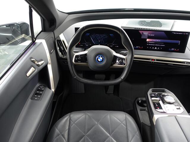 BMW iX xDrive40 M Sport Plus 77 kWh- Stoelmassage, Harman Kardon, 360 Camera, Head Up, Memory Seats, Sfeerverlichting