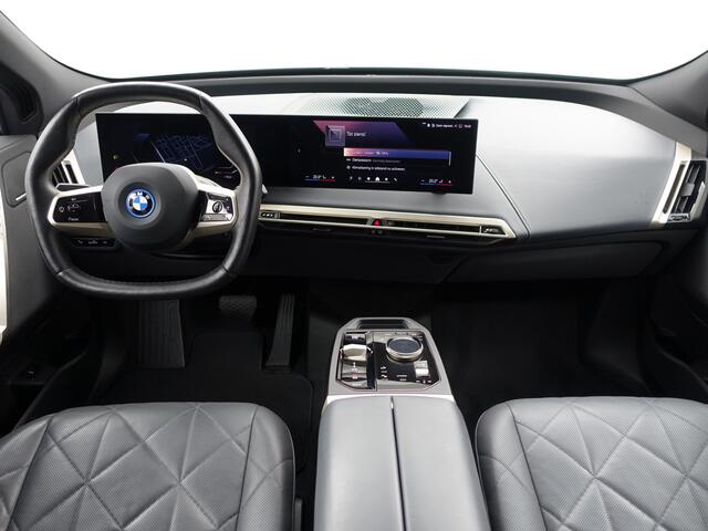 BMW iX xDrive40 M Sport Plus 77 kWh- Stoelmassage, Harman Kardon, 360 Camera, Head Up, Memory Seats, Sfeerverlichting