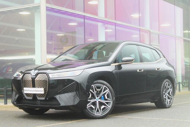 BMW iX xDrive50 High Executive / Sportpakket / Panoramadak Sky Lounge / Trekhaak / Laserlight / Bowers & Wilkins / Parking Assistant Plus / Soft Close