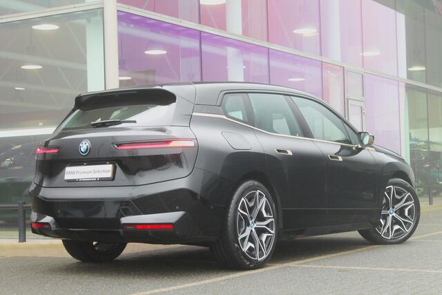 BMW iX xDrive50 High Executive / Sportpakket / Panoramadak Sky Lounge / Trekhaak / Laserlight / Bowers & Wilkins / Parking Assistant Plus / Soft Close