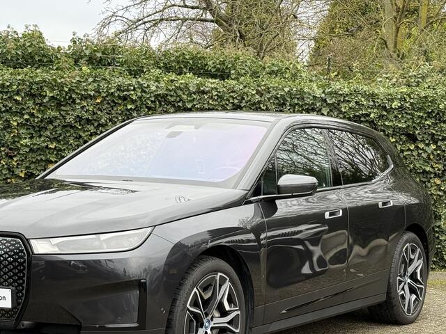 BMW iX xDrive40 High Exe | 22" | Co-Pilot | Harman/Kardon | Stoelverw. + Ventilatie | Soft-Close | Trekhaak | Comfort Acces