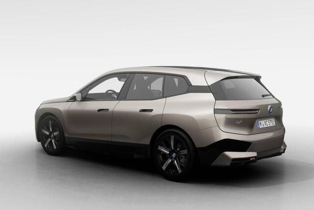 BMW iX xDrive40 | Sportpakket | Stoelventilatie voor beide voorstoelen | Parking Assistant Professional