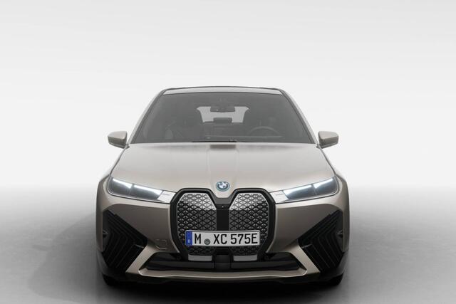 BMW iX xDrive40 | Sportpakket | Stoelventilatie voor beide voorstoelen | Parking Assistant Professional