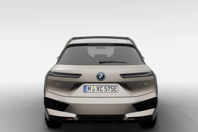 BMW iX xDrive40 | Sportpakket | Stoelventilatie voor beide voorstoelen | Parking Assistant Professional