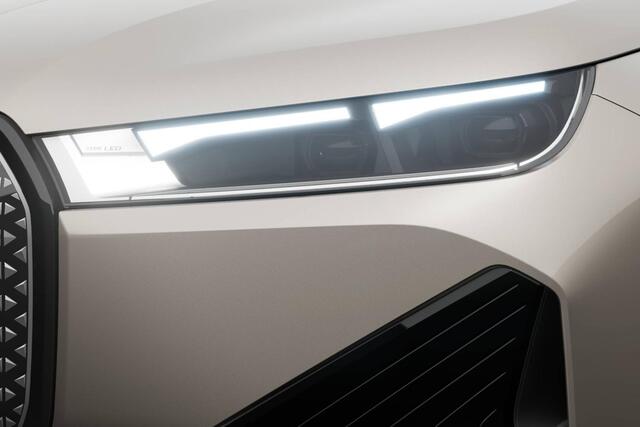 BMW iX xDrive40 | Sportpakket | Stoelventilatie voor beide voorstoelen | Parking Assistant Professional