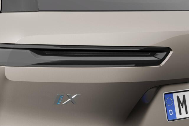 BMW iX xDrive40 | Sportpakket | Stoelventilatie voor beide voorstoelen | Parking Assistant Professional