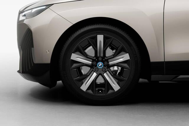 BMW iX xDrive40 | Sportpakket | Stoelventilatie voor beide voorstoelen | Parking Assistant Professional