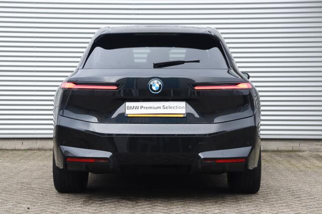 BMW iX xDrive40 | High Executive | Sportpakket | Business Edition Plus | Driving Assistant Prof. | Parking Assistant Prof. | Trekhaak | Harman Kardon | Comfort Access | Warmte Comfort Pakket | Sky Lounge | 22''LMV