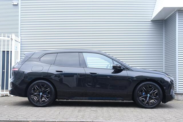 BMW iX xDrive40 | High Executive | Sportpakket | Business Edition Plus | Driving Assistant Prof. | Parking Assistant Prof. | Trekhaak | Harman Kardon | Comfort Access | Warmte Comfort Pakket | Sky Lounge | 22''LMV