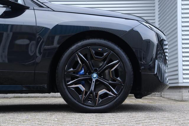 BMW iX xDrive40 | High Executive | Sportpakket | Business Edition Plus | Driving Assistant Prof. | Parking Assistant Prof. | Trekhaak | Harman Kardon | Comfort Access | Warmte Comfort Pakket | Sky Lounge | 22''LMV