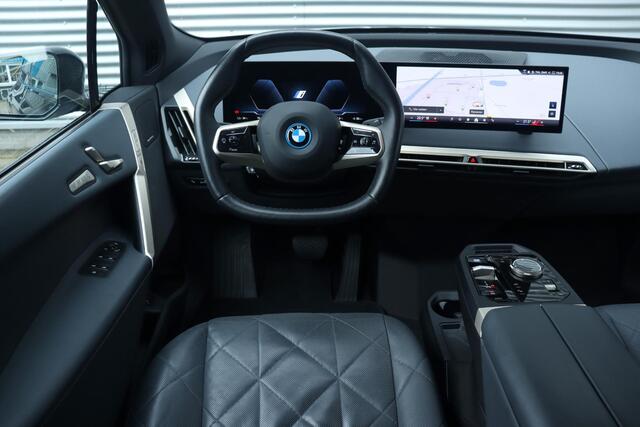 BMW iX xDrive40 | High Executive | Sportpakket | Business Edition Plus | Driving Assistant Prof. | Parking Assistant Prof. | Trekhaak | Harman Kardon | Comfort Access | Warmte Comfort Pakket | Sky Lounge | 22''LMV